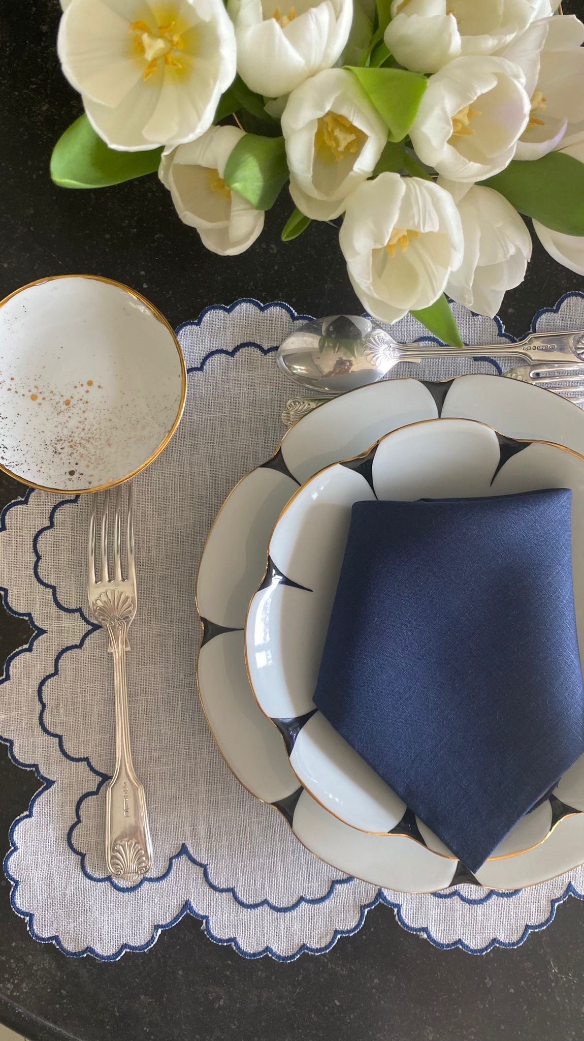 Bilbao Linen Placemat in White with Navy