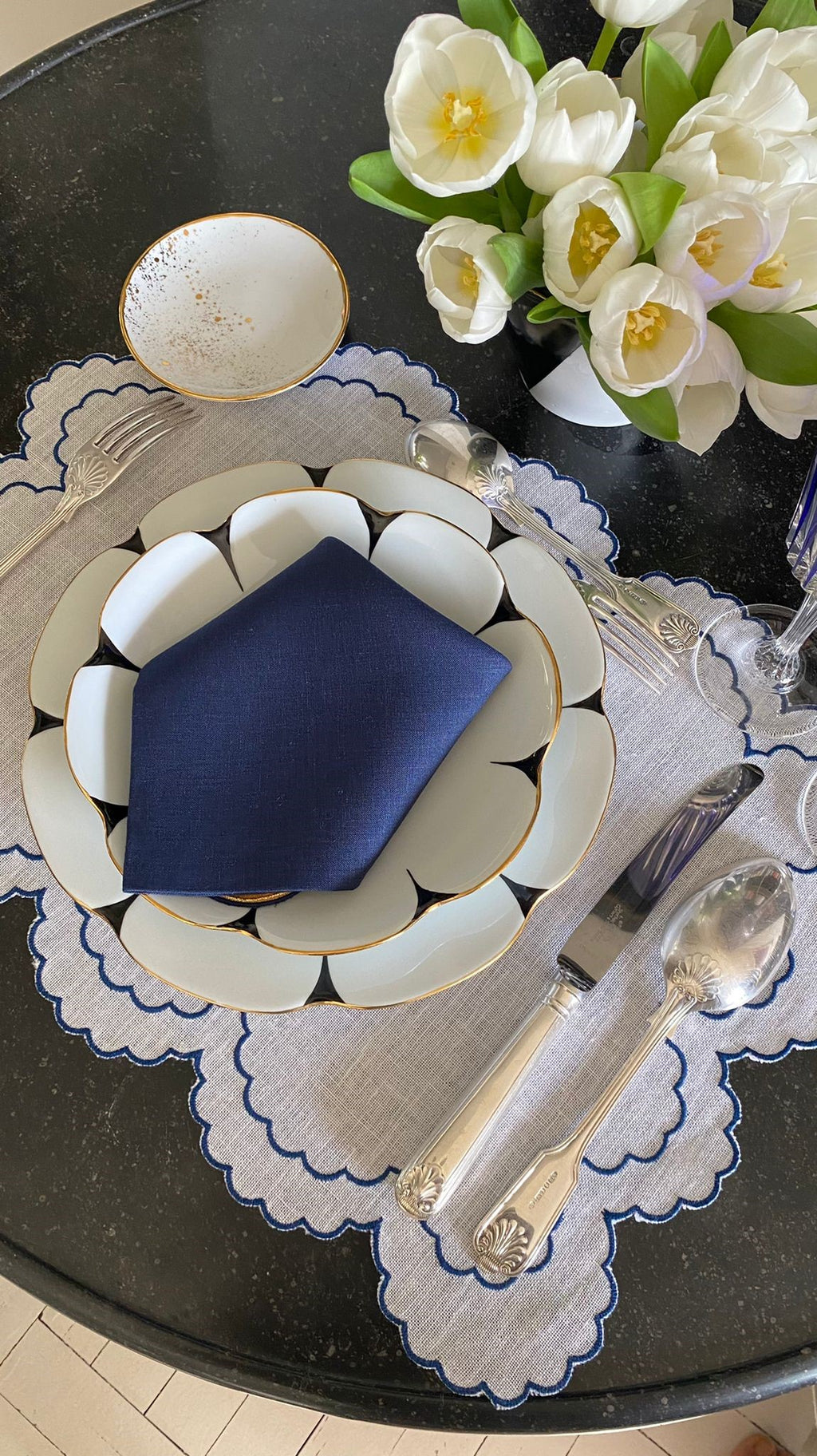 Bilbao Linen Placemat in White with Navy