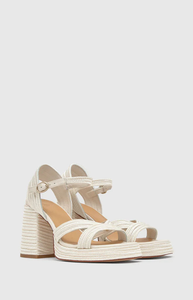 Valle in White