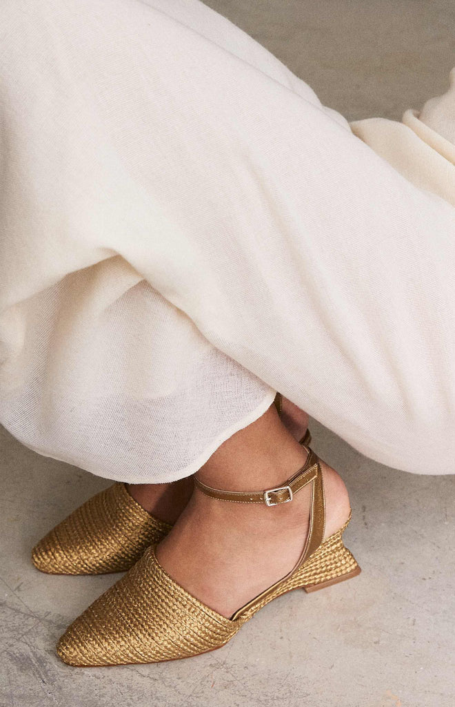 Julia in Old Gold