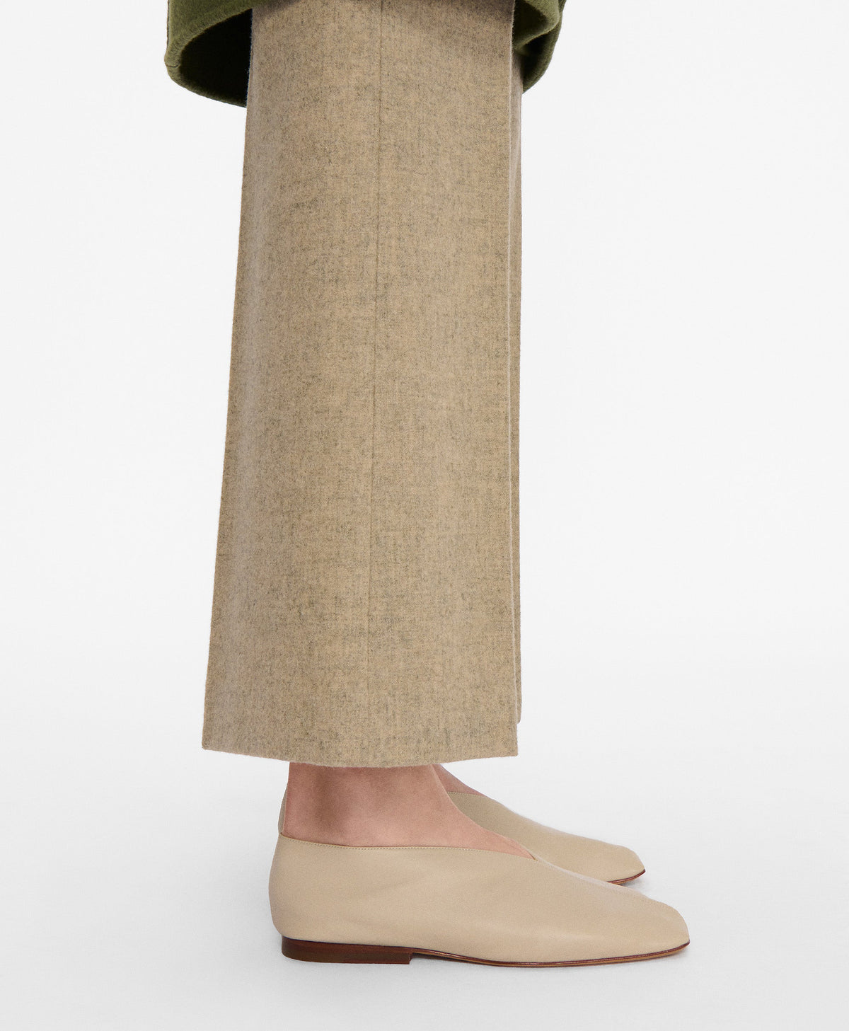 Model wears the Square Soft V in Light Grey
