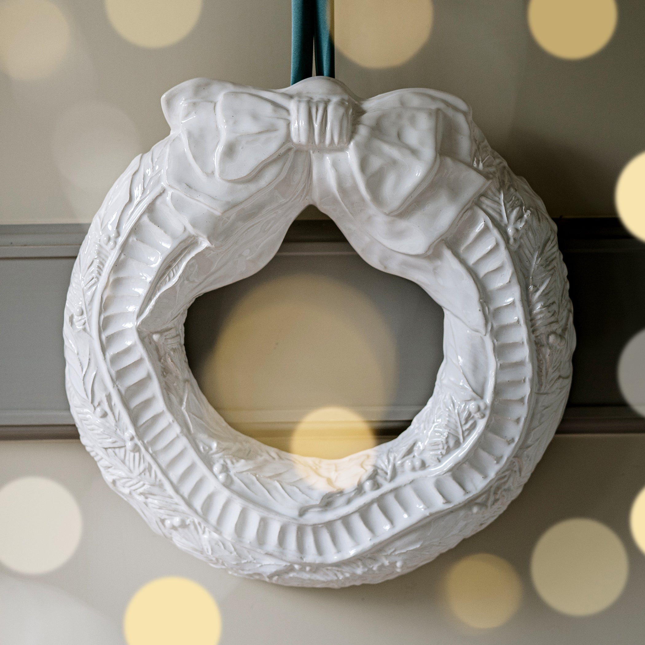 Pietra Natale Figural Wreath in White