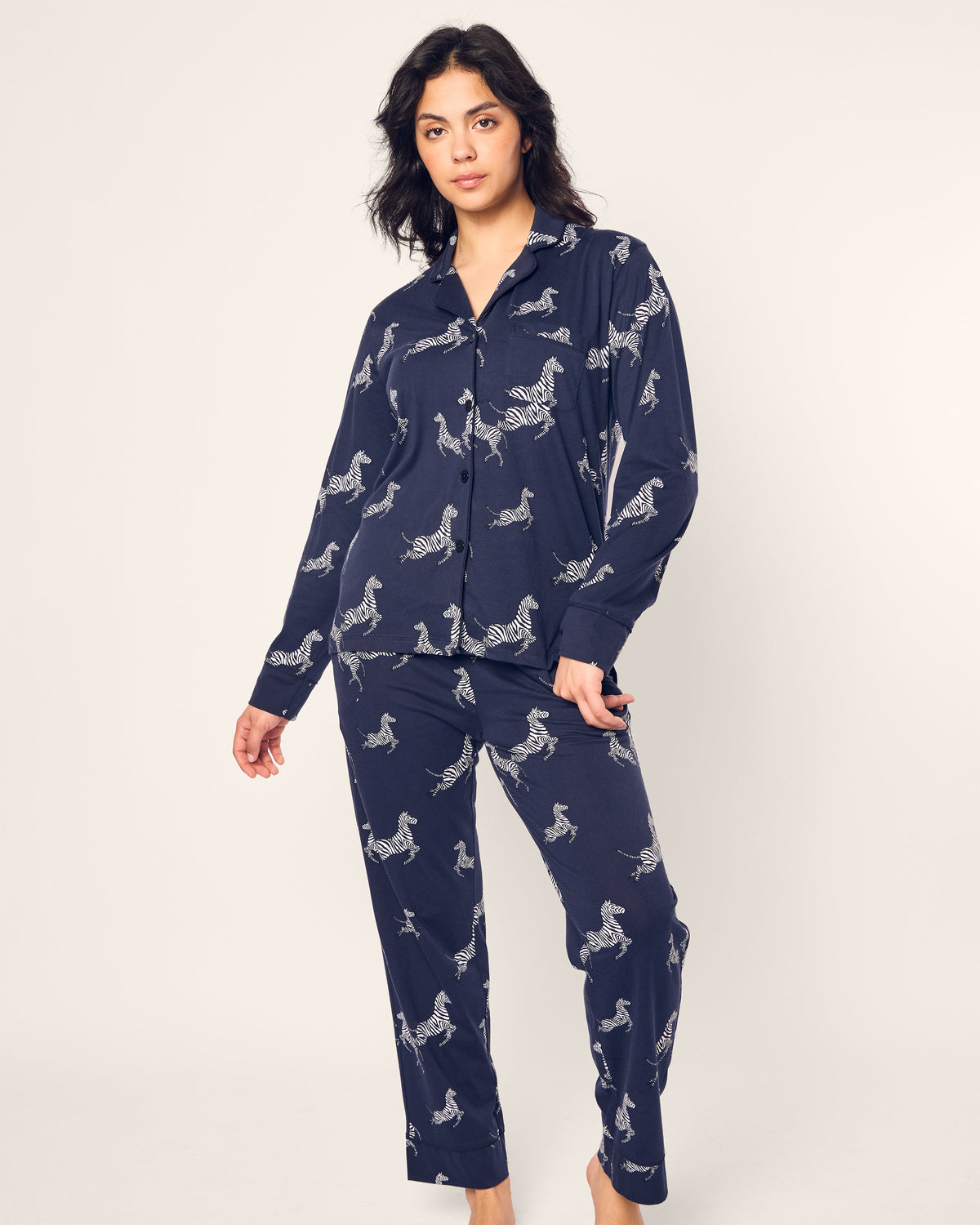 Front view of the navy Women’s Pima Pajama Set in Zèbre de Nuit showcasing zebra print and true-to-size fit on a model