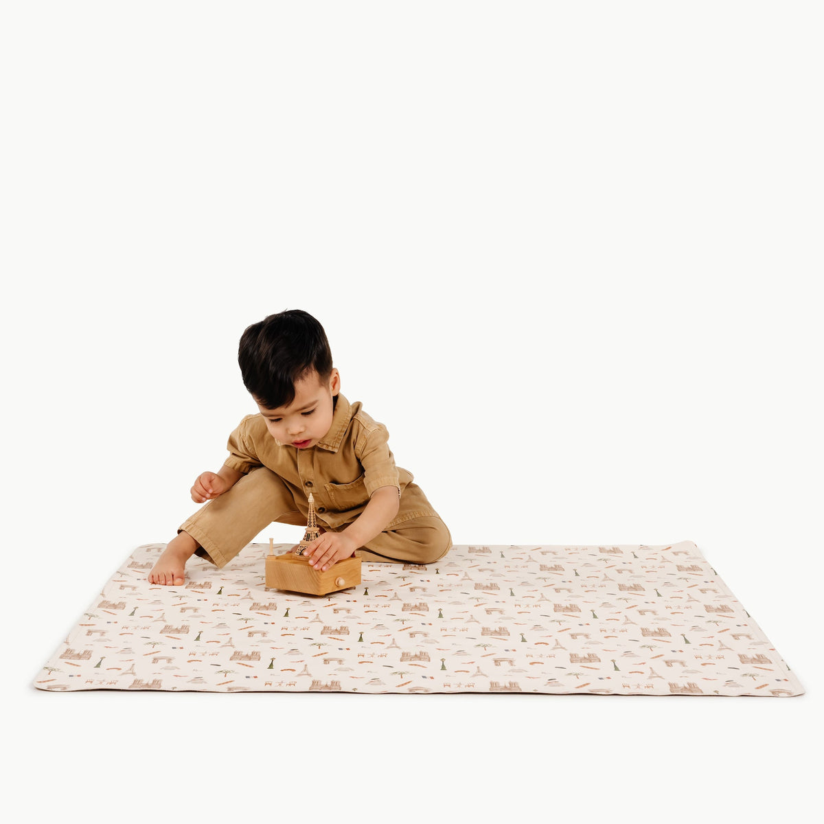 Paris@kid playing on the paris mini mat