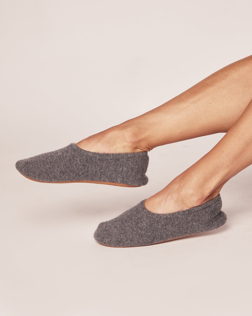 Women’s Cashmere Slippers in Dark Grey