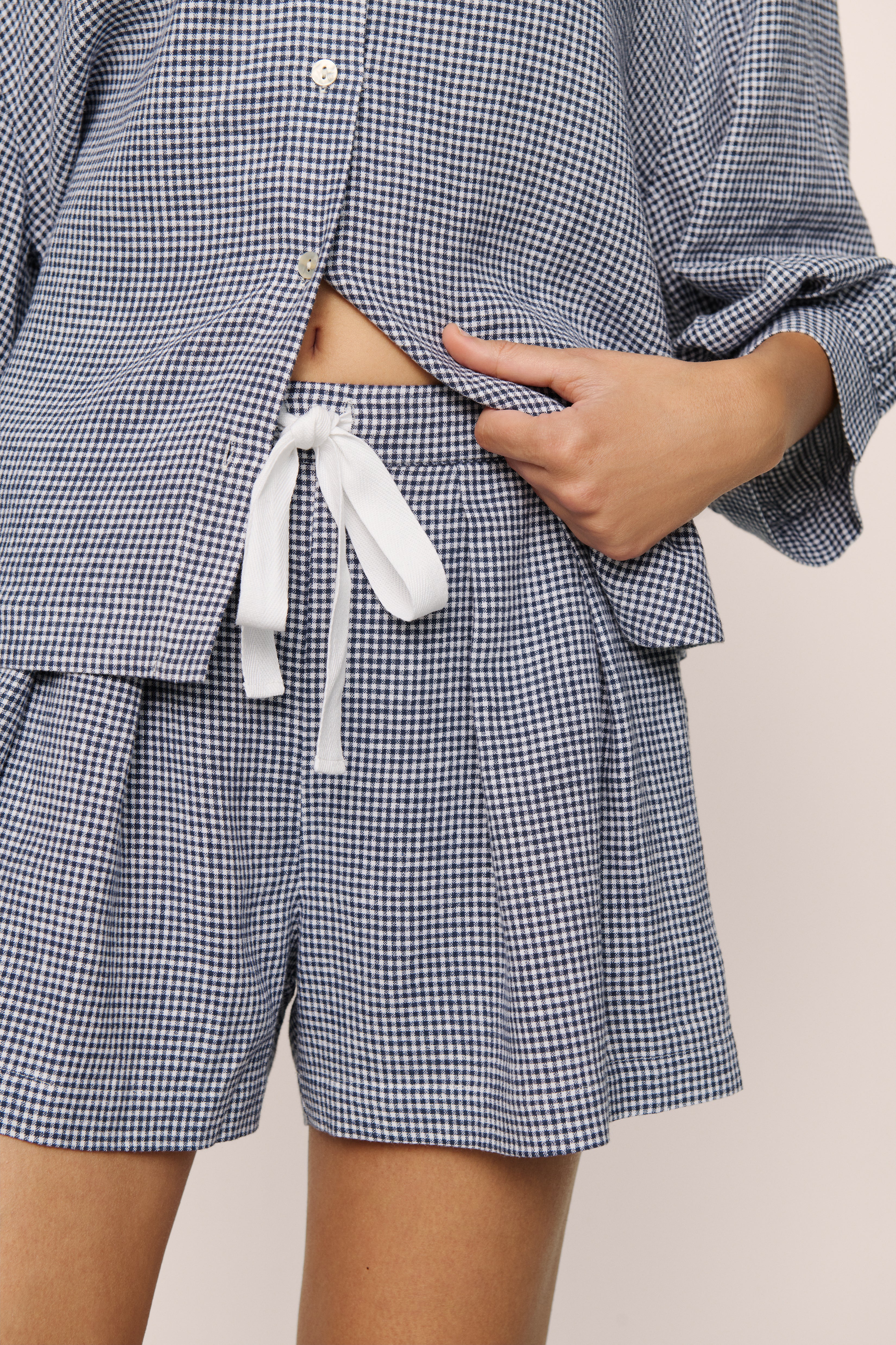 Linen Blend Relaxed Short in Gingham White/Navy