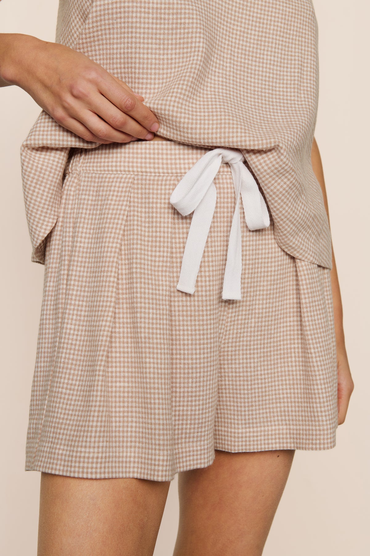 Linen Blend Relaxed Short in Gingham White/Warm Taupe