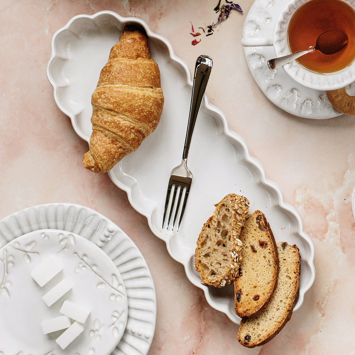 Incanto Stone Ruffle Oval Tray in White