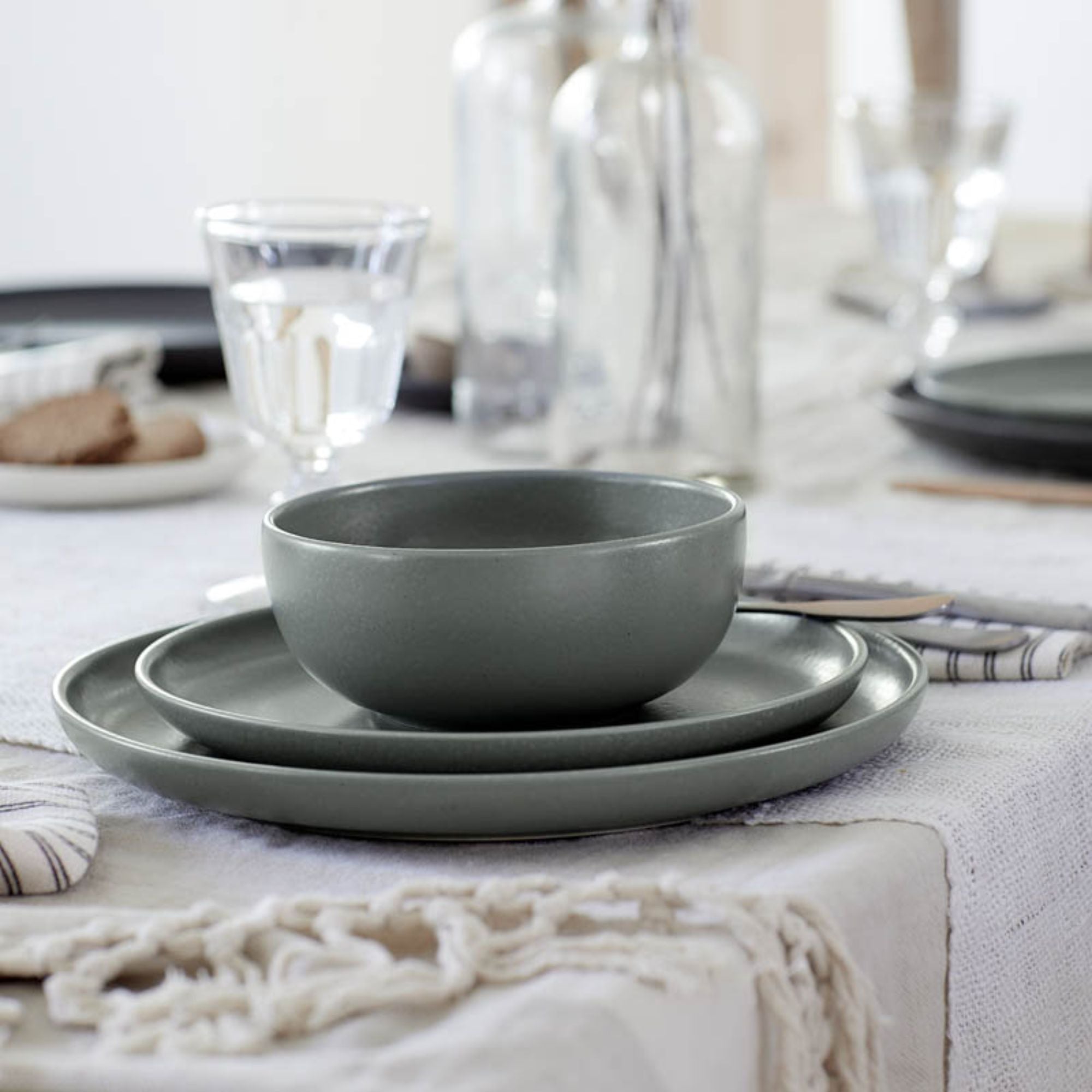 Pacifica Collection Oval Platter in Artichoke