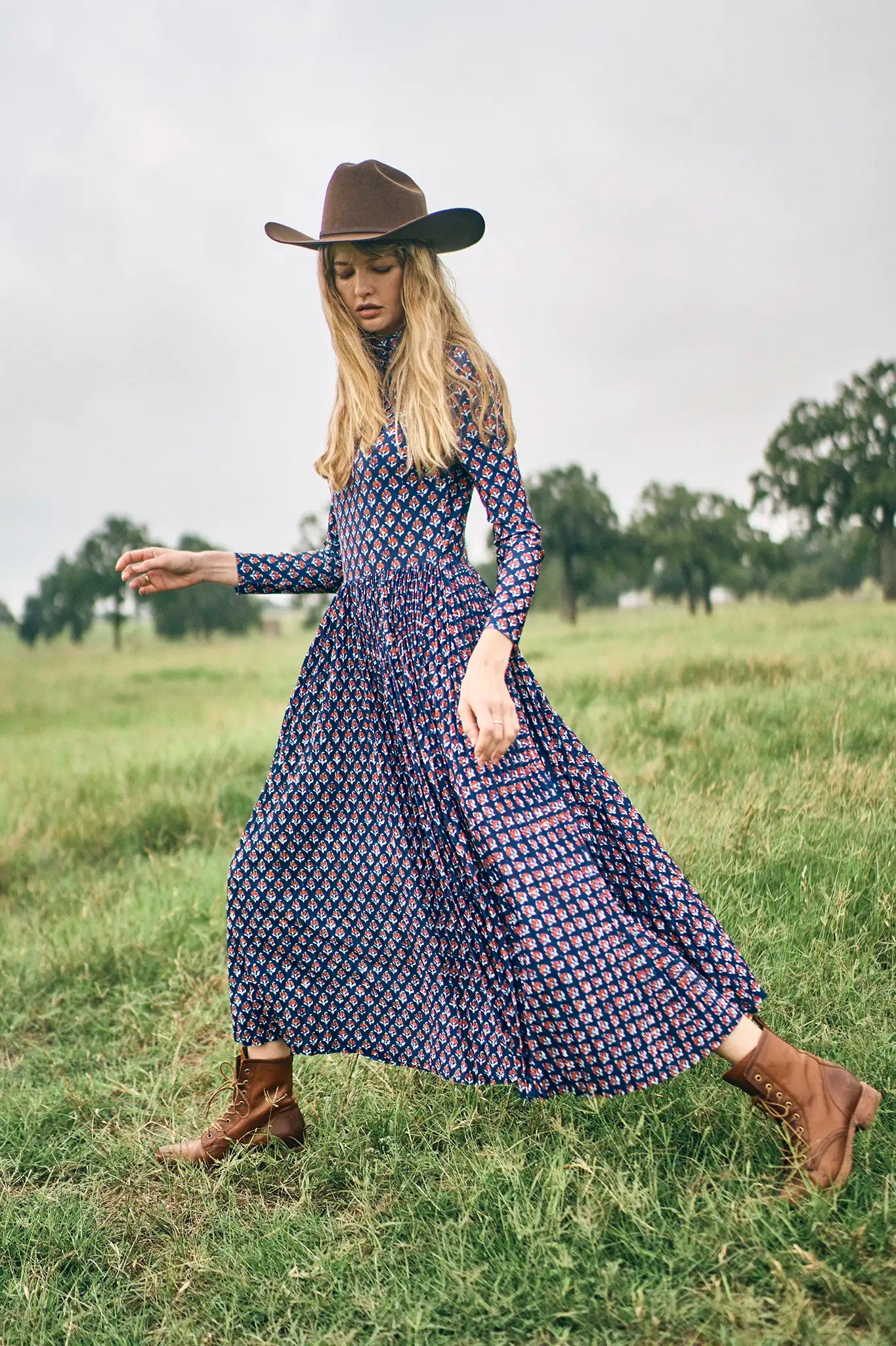 The Sabine Dress has a turtleneck top, a fitted bodice, a pleated skirt in a stretch jersey.