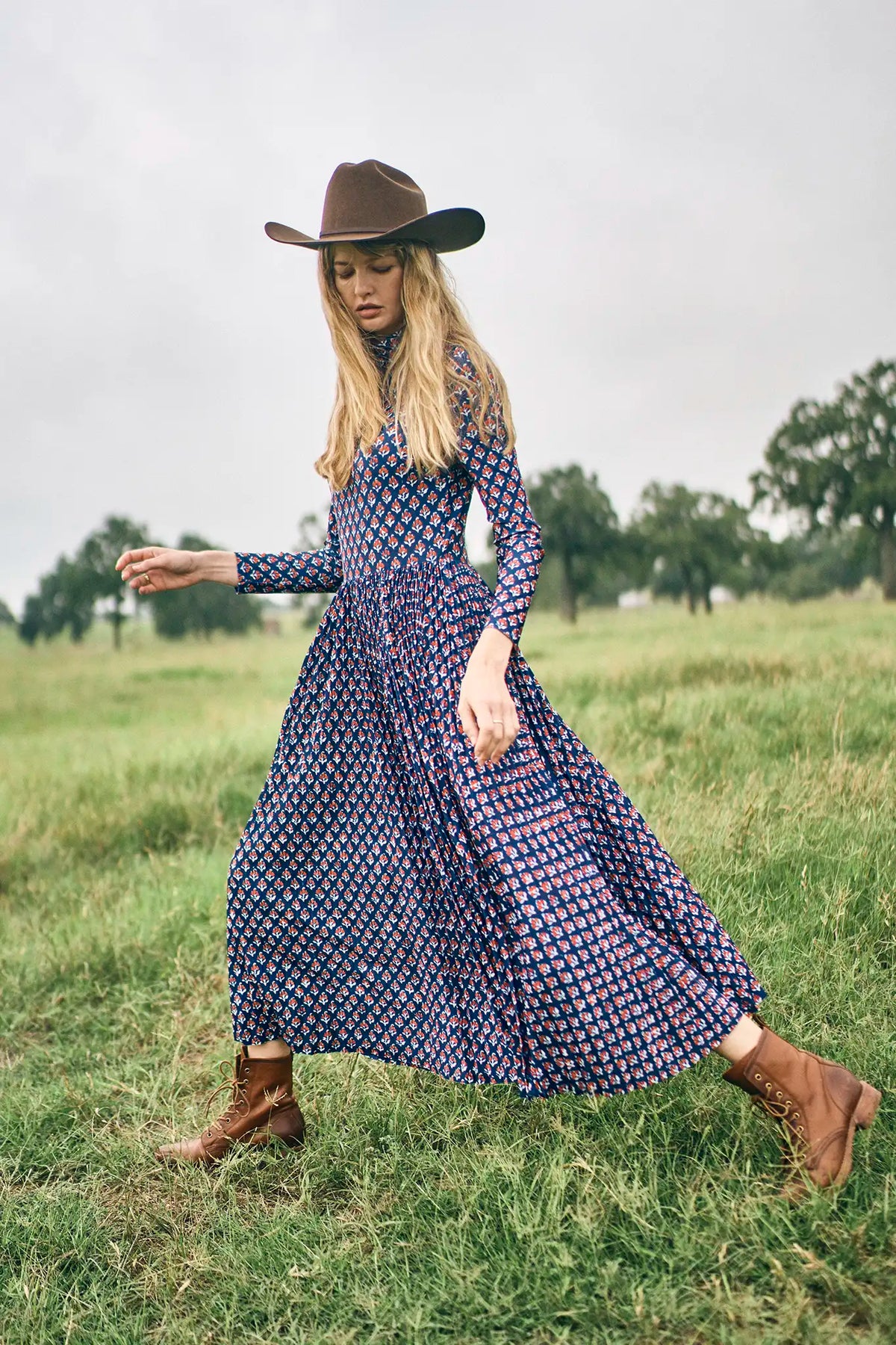 The Sabine Dress has a turtleneck top, a fitted bodice, a pleated skirt in a stretch jersey.
