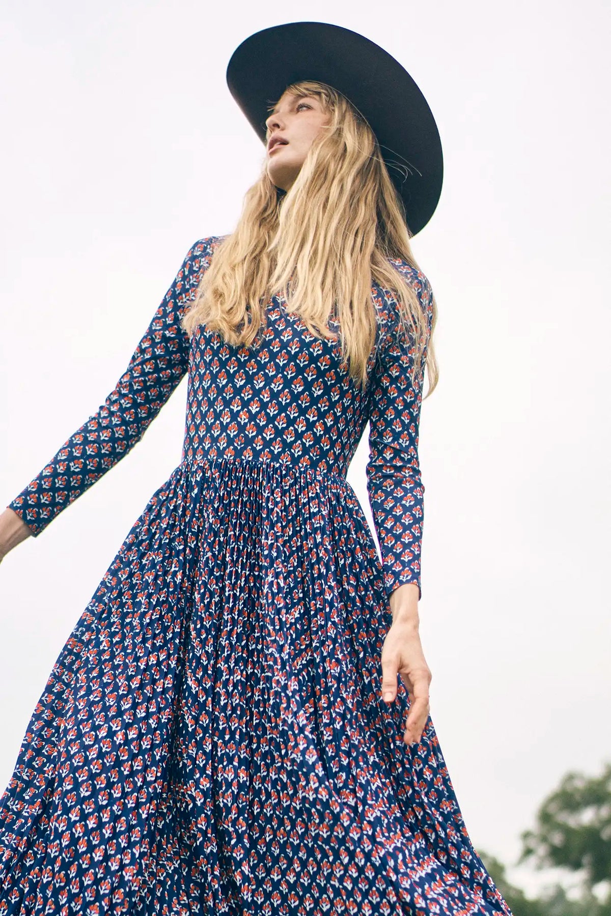The Sabine Dress has a turtleneck top, a fitted bodice, a pleated skirt in a stretch jersey.