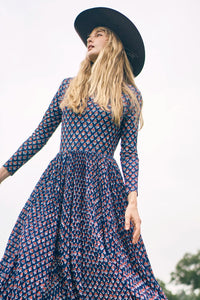 The Sabine Dress has a turtleneck top, a fitted bodice, a pleated skirt in a stretch jersey.