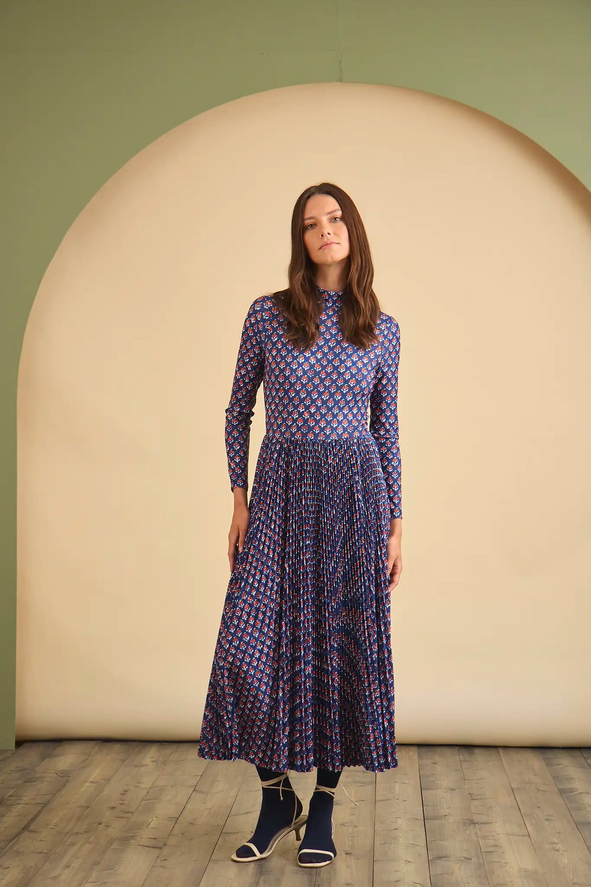 The Sabine Dress has a turtleneck top, a fitted bodice, a pleated skirt in a stretch jersey.