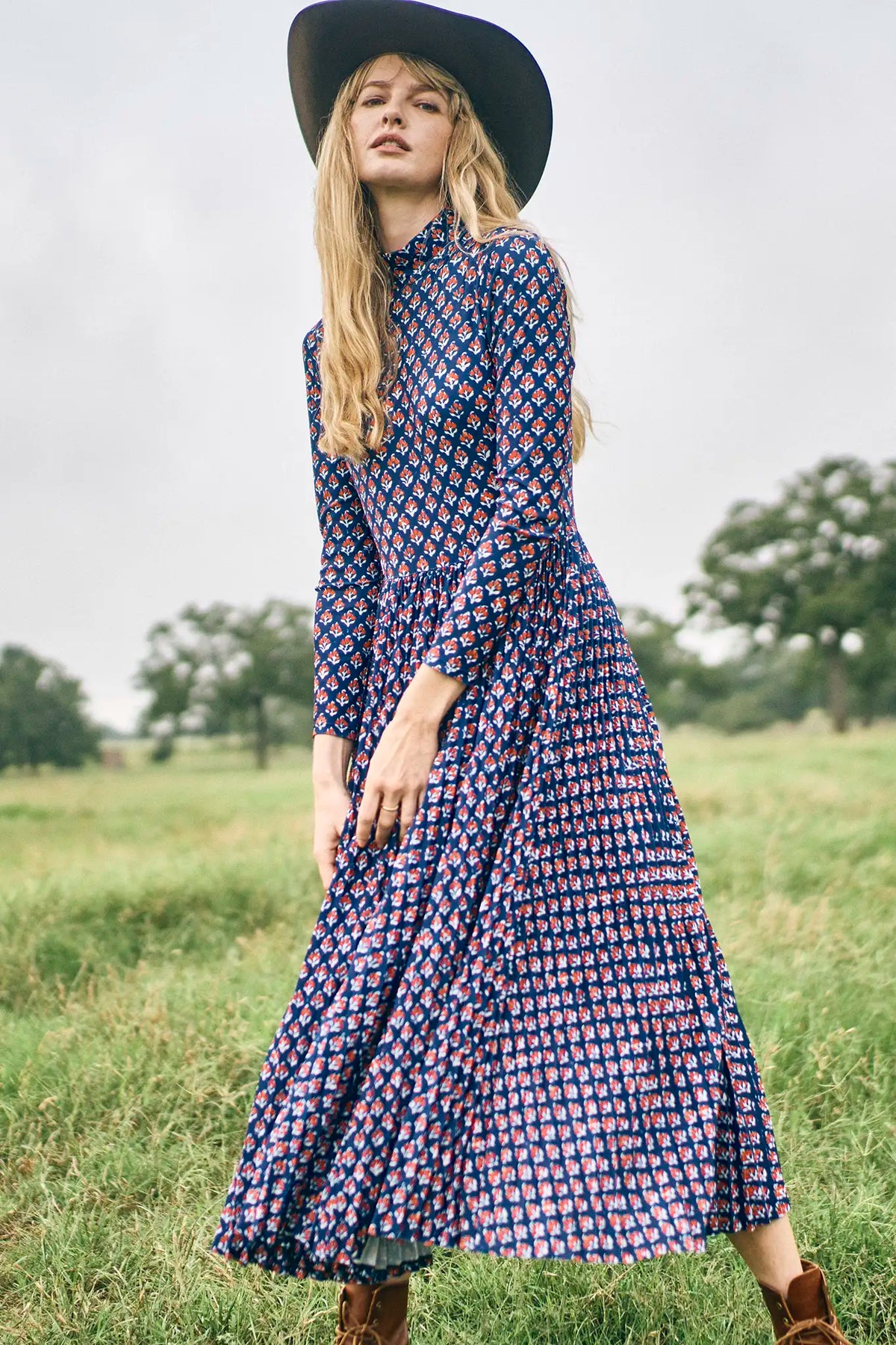 The Sabine Dress has a turtleneck top, a fitted bodice, a pleated skirt in a stretch jersey.