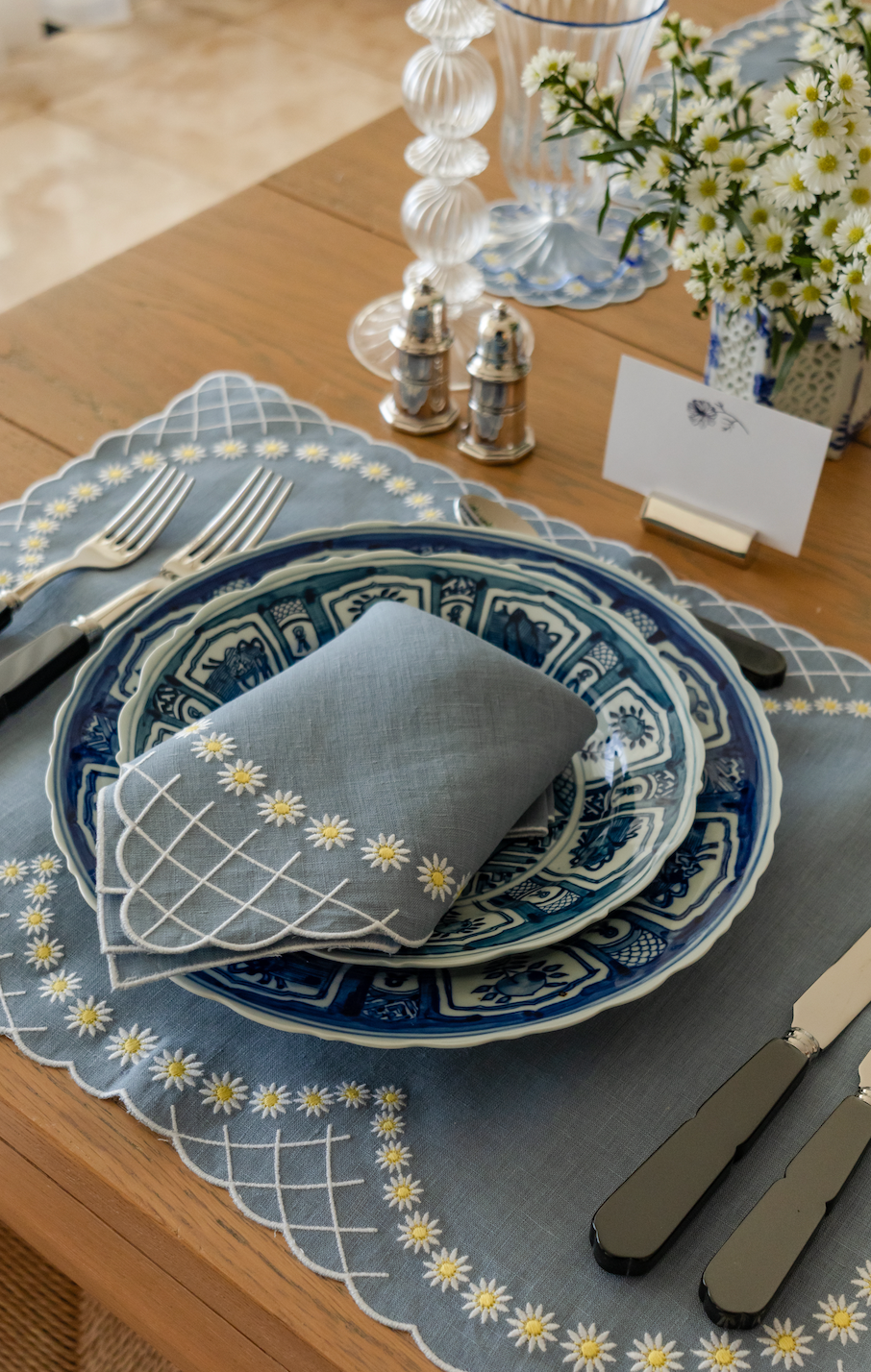 Daisy Dinner Napkin in Blue