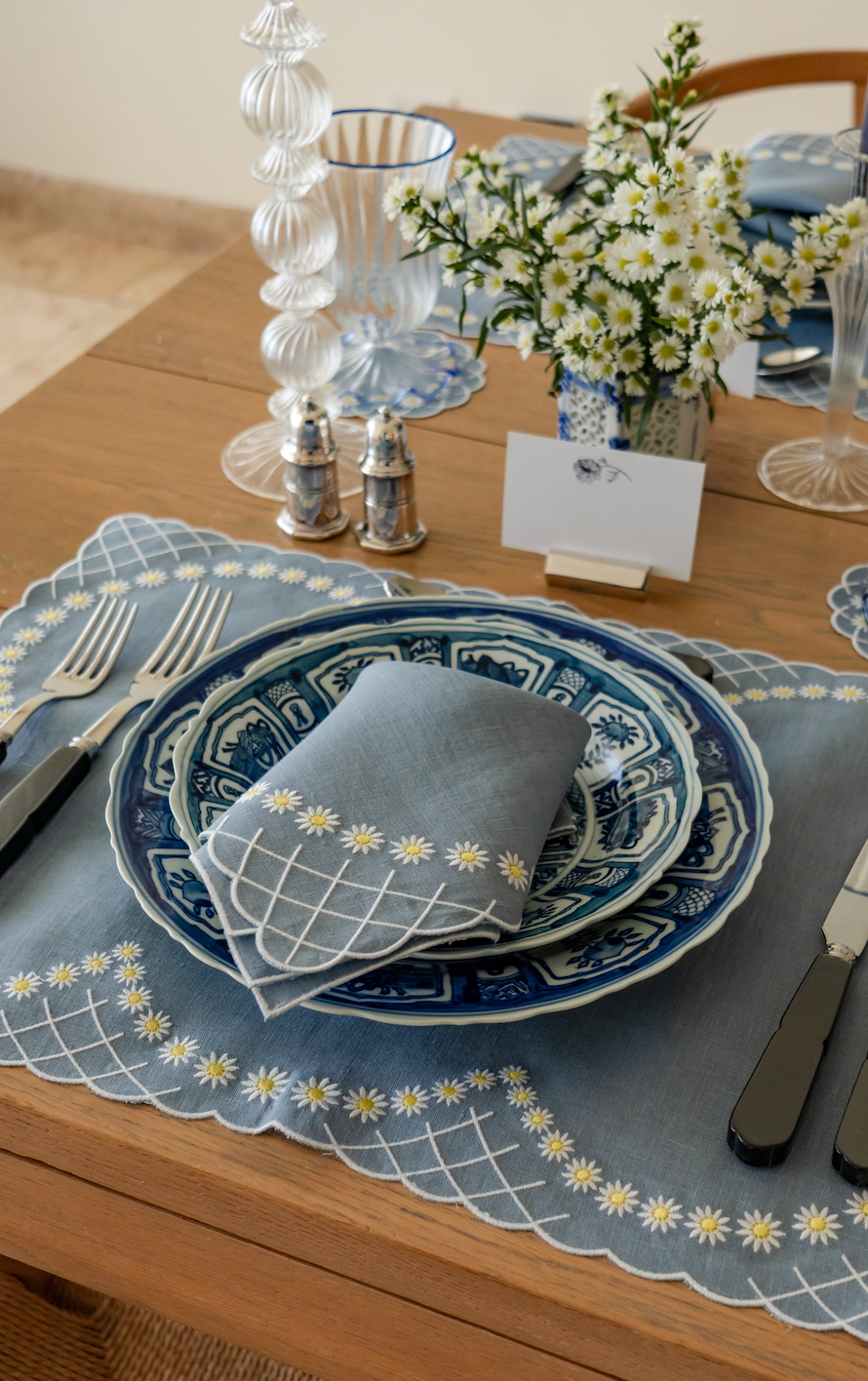 Daisy Dinner Napkin in Blue