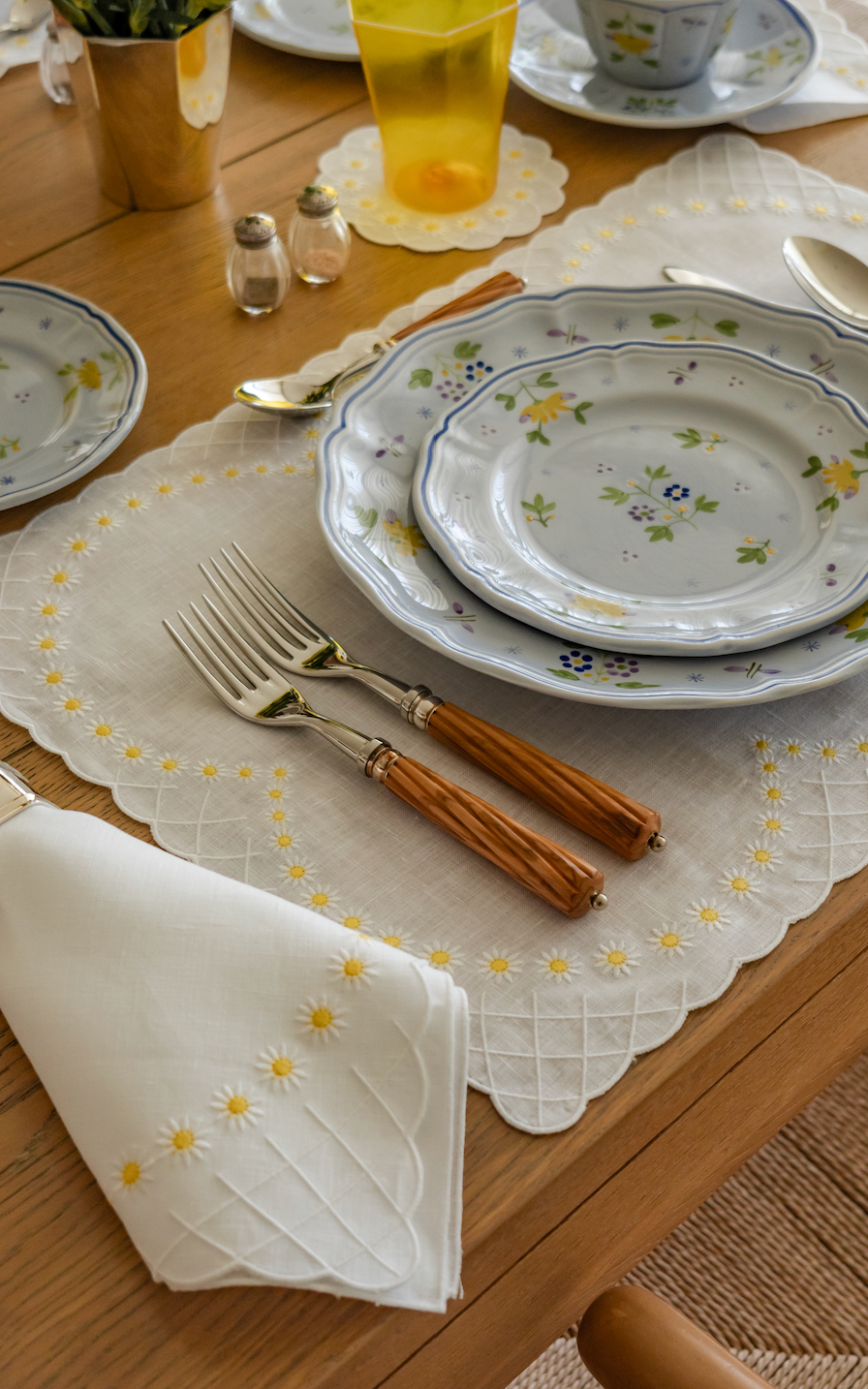 Daisy Dinner Napkin in White