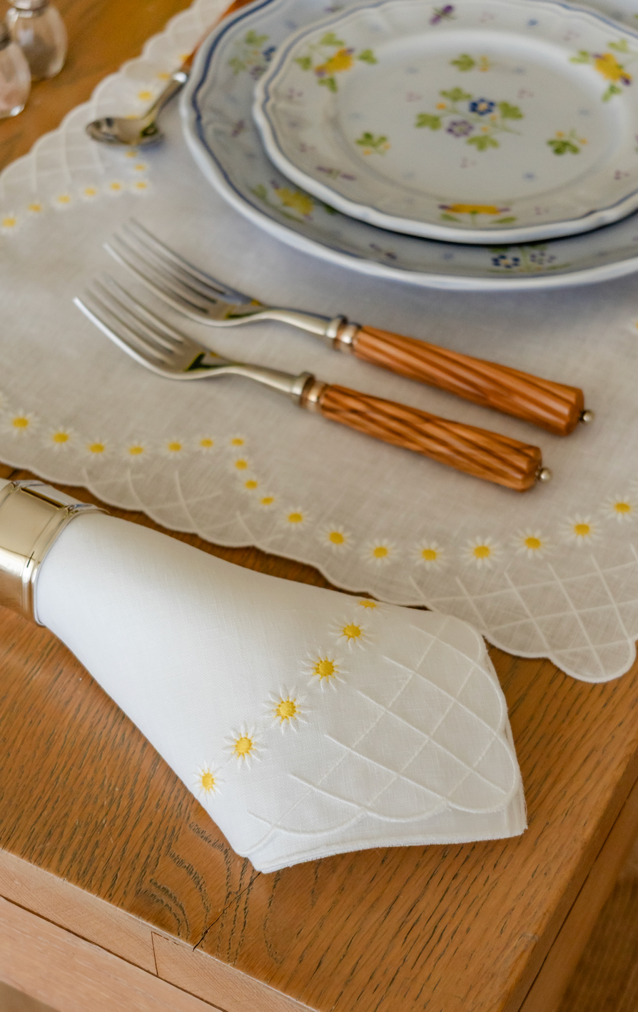 Daisy Dinner Napkin in White