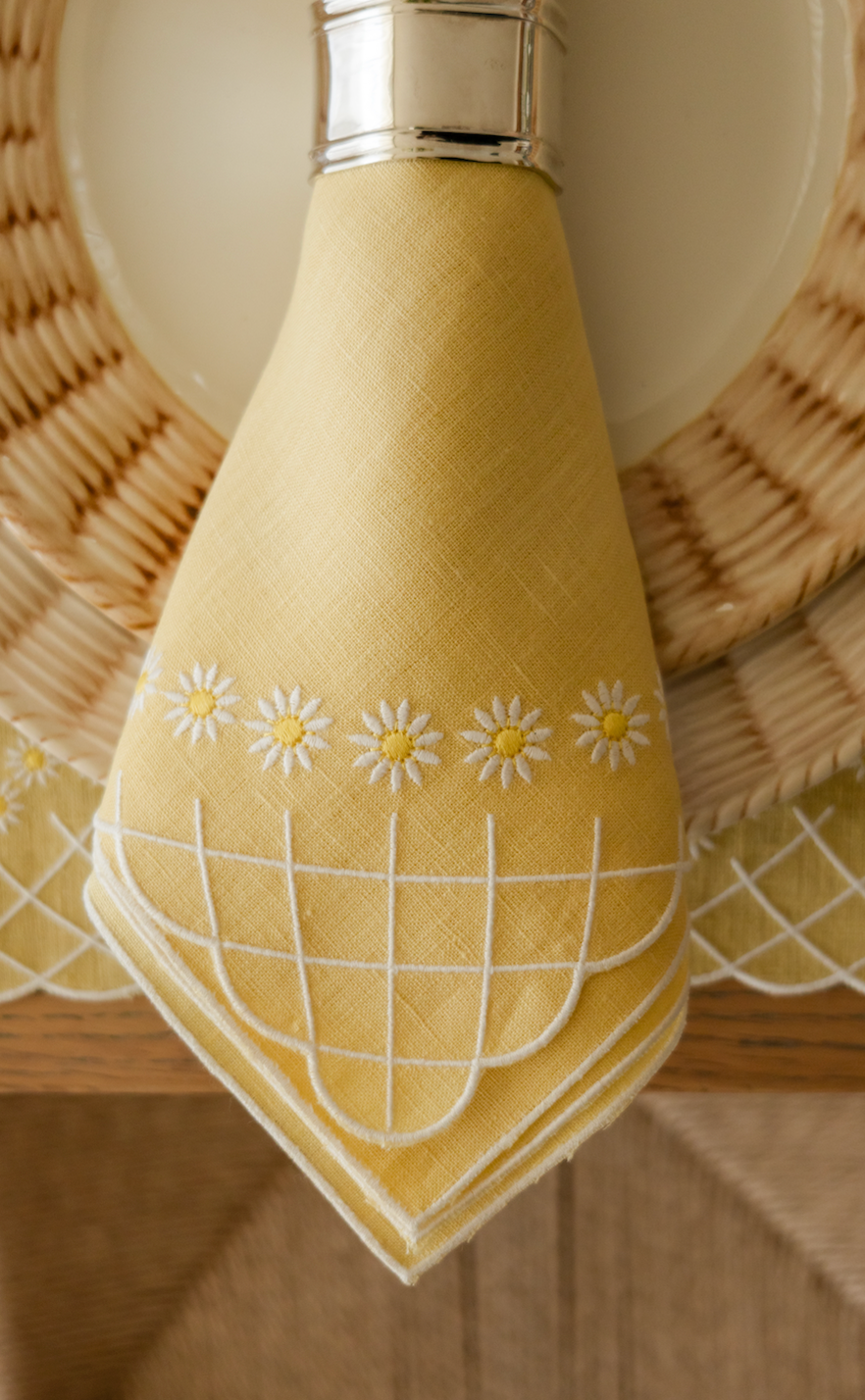Daisy Dinner Napkin in Yellow