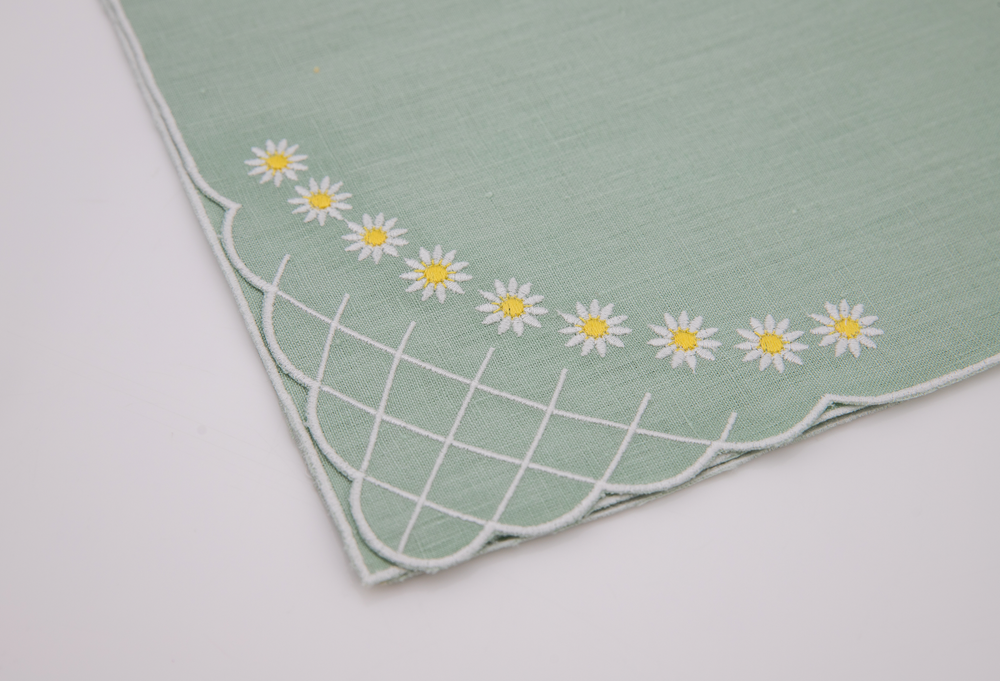 Daisy Dinner Napkin in Celadon