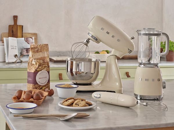 SMEG ミキサー　　クリーム Stand Mixer SMF03 in Cream | Over The Moon