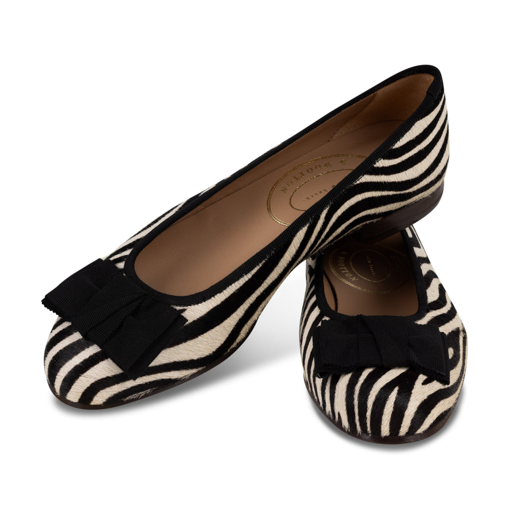 Our Stripes Noir Leather Ballerina (Woman) item is photographed here against a white background.