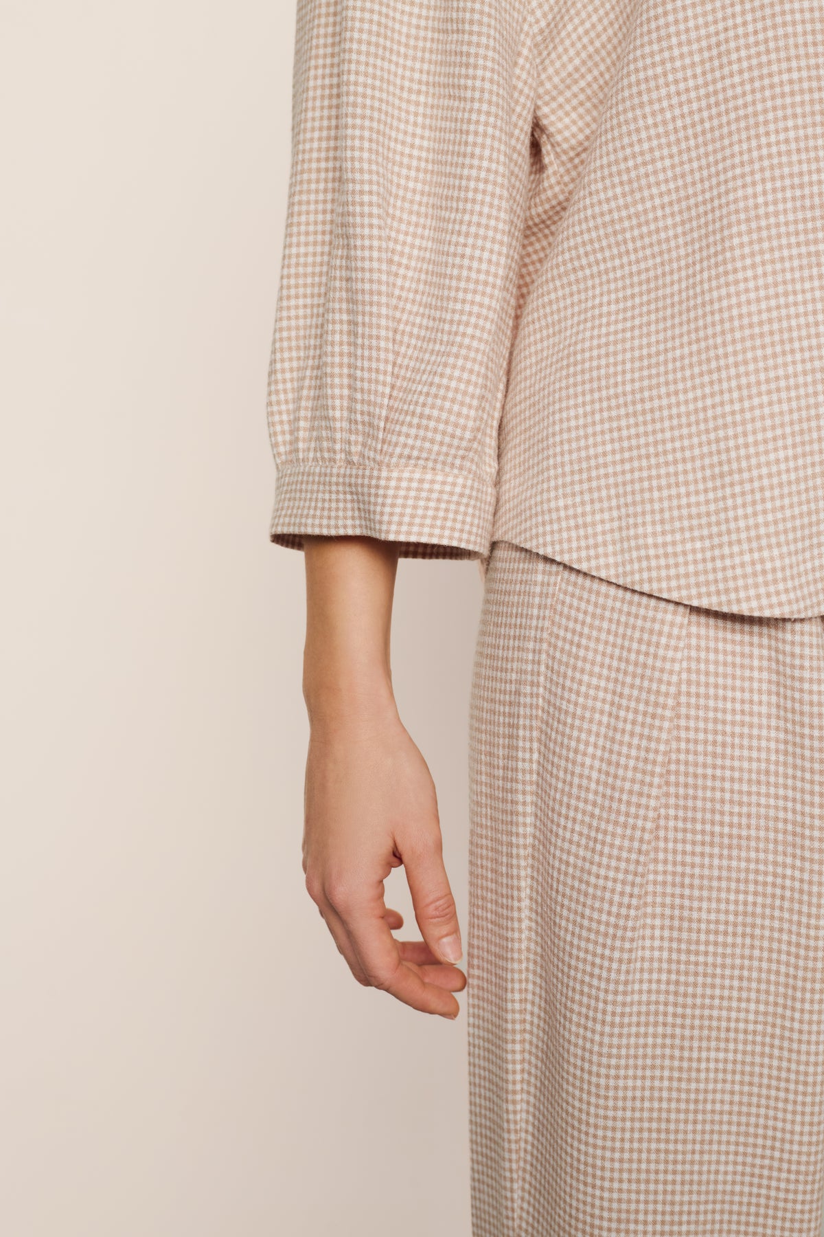 Linen Blend Relaxed Sleeve Top in Gingham White/Warm Taupe