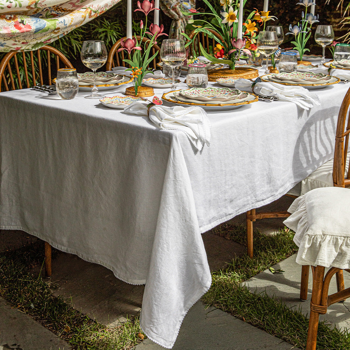 Berry Scallop 60" x 120" Tablecloth in White