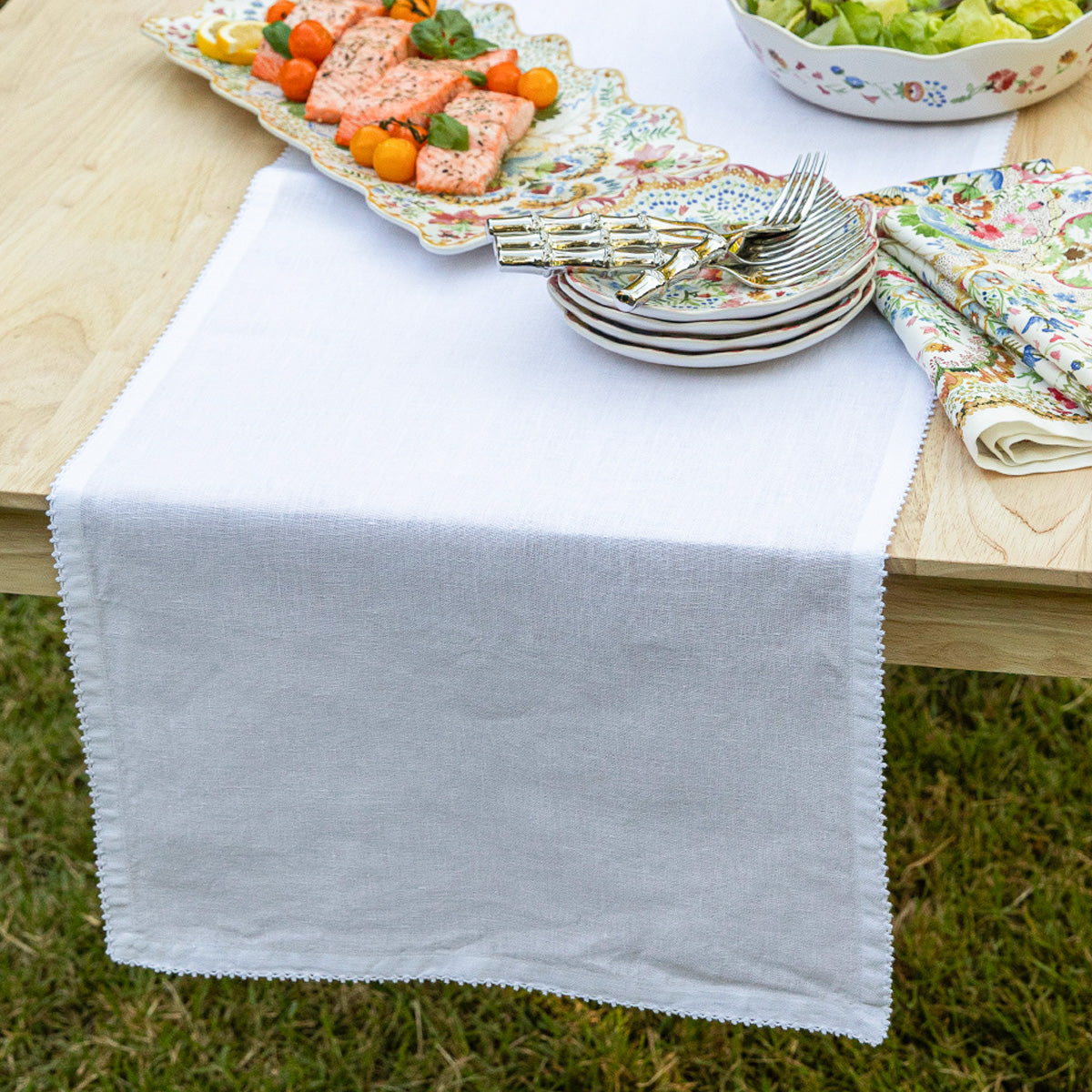 Berry Scallop 18" x 90" Table Runner in White