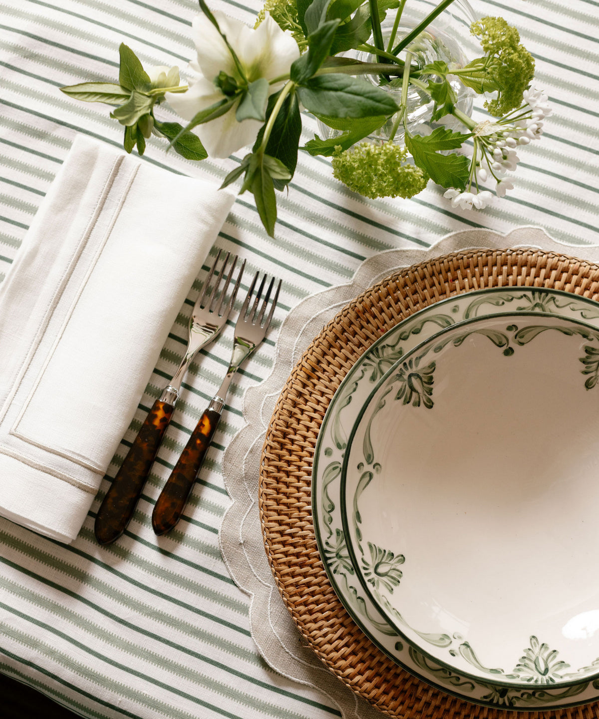 Sophie Classic Two Cord Napkin, Natural with the Classic Cutlery, Tortoiseshell