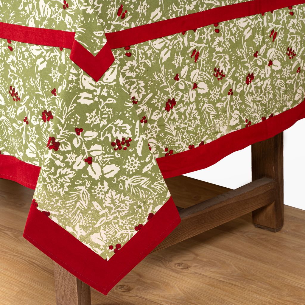 Baies de houx Tablecloth in Red & Green