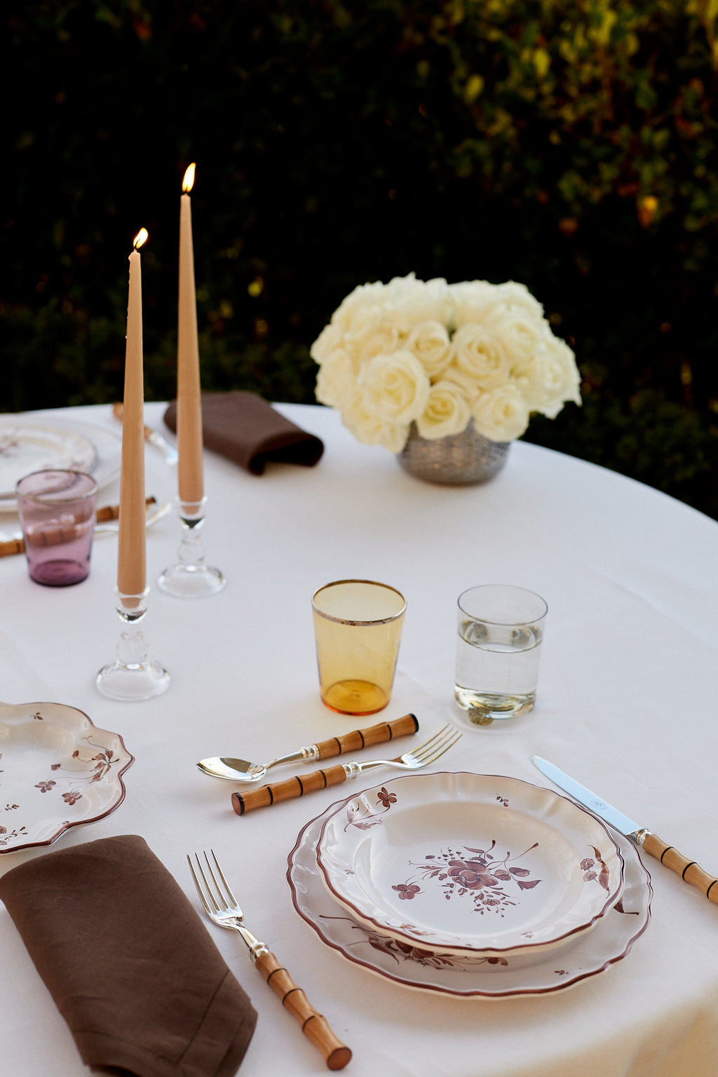 Table Setting with Small Platine Cache Pot
