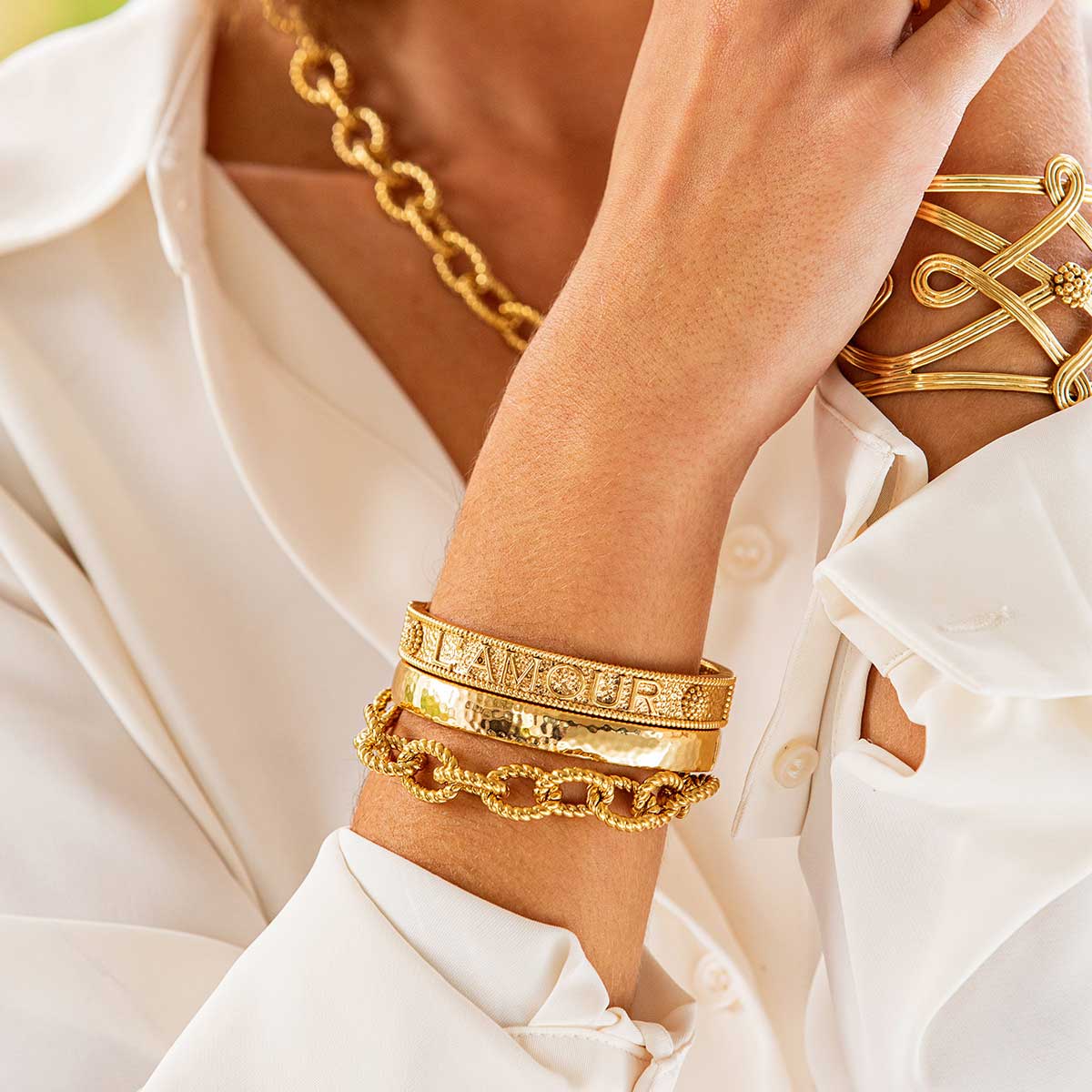 L'Amour Toujour Hinged Bangle in Gold