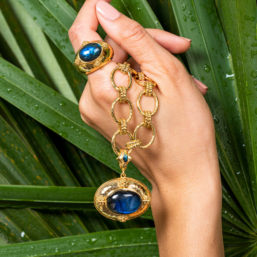 Cleopatra Oval Ring in Blue Labradorite