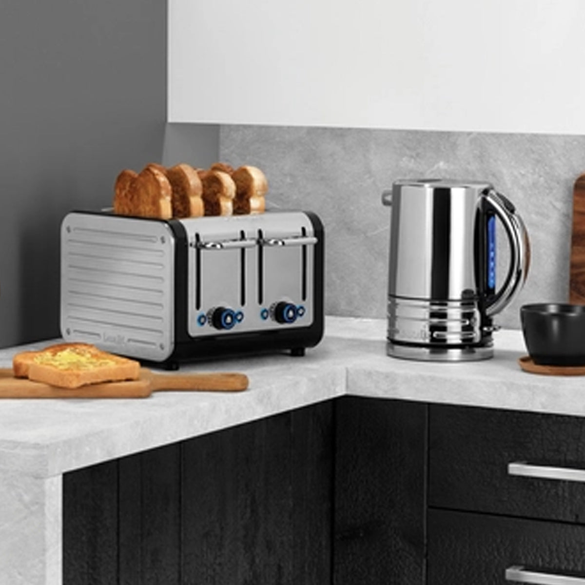 4 Slot Design Series Toaster in Black/Stainless Steel