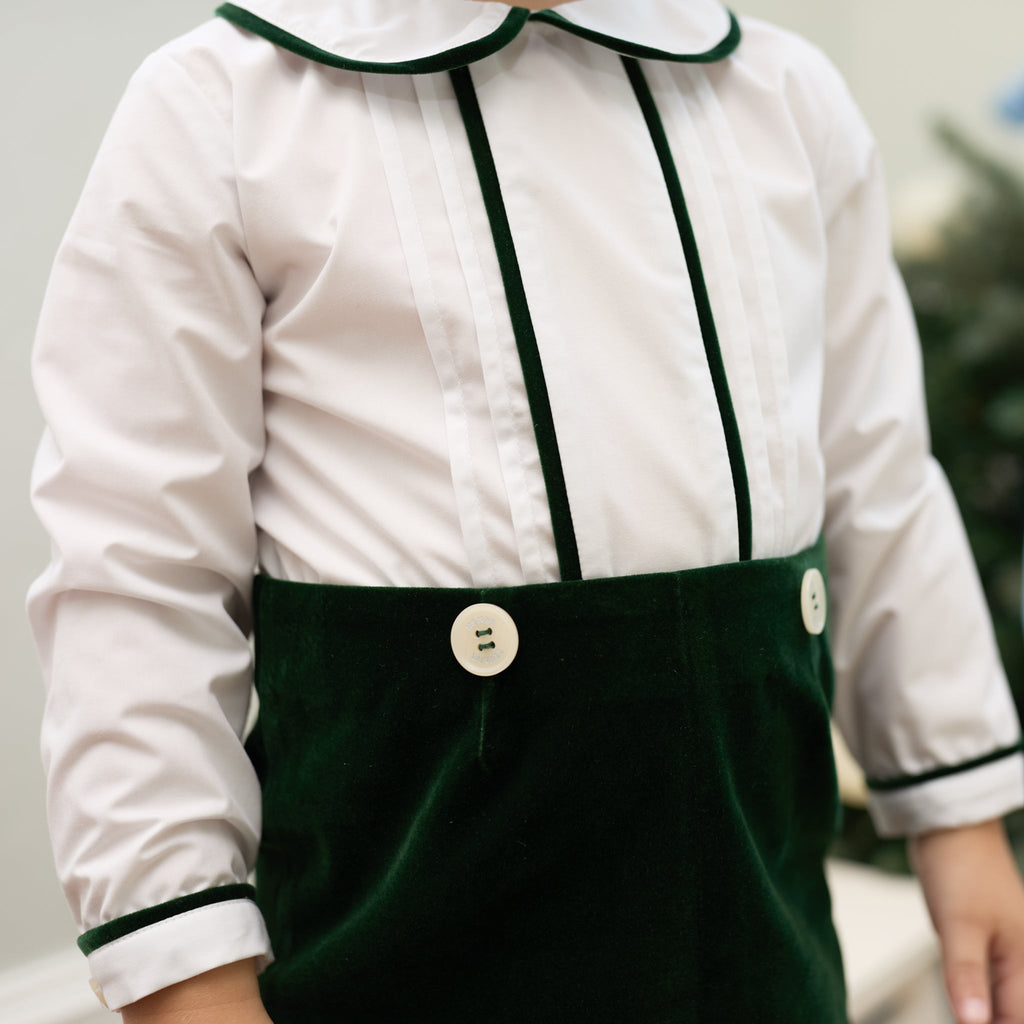 Boys’ Benjamin Button On with crisp white long-sleeve cotton poplin top, Grafton Green piping and pintuck details, paired with Grafton Green Velvet shorts and signature HD buttons.