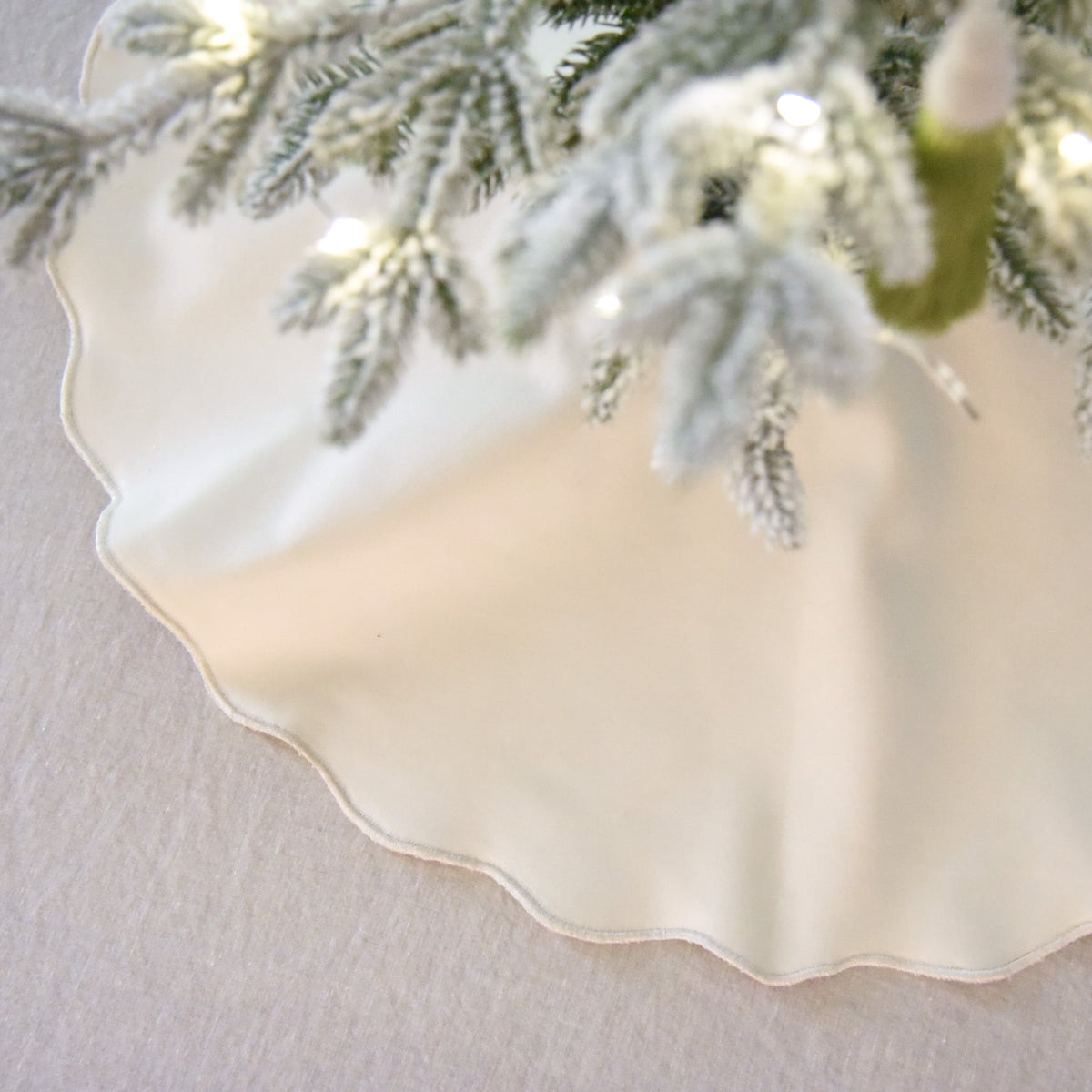 Small Scalloped Tree Skirt