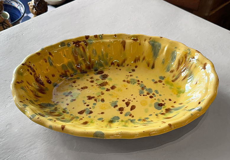 Yellow serving platter with jaspé decor