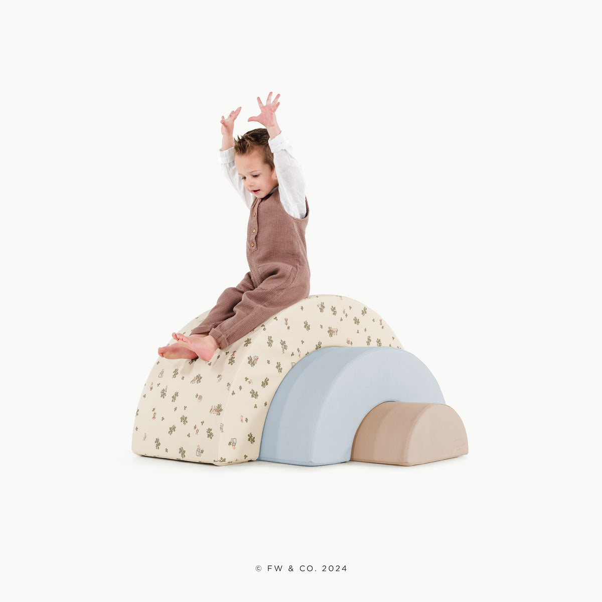 Peter Rabbitª ¥ Our Beatrix Blue ¥ Millet@little boy playing on arc playset