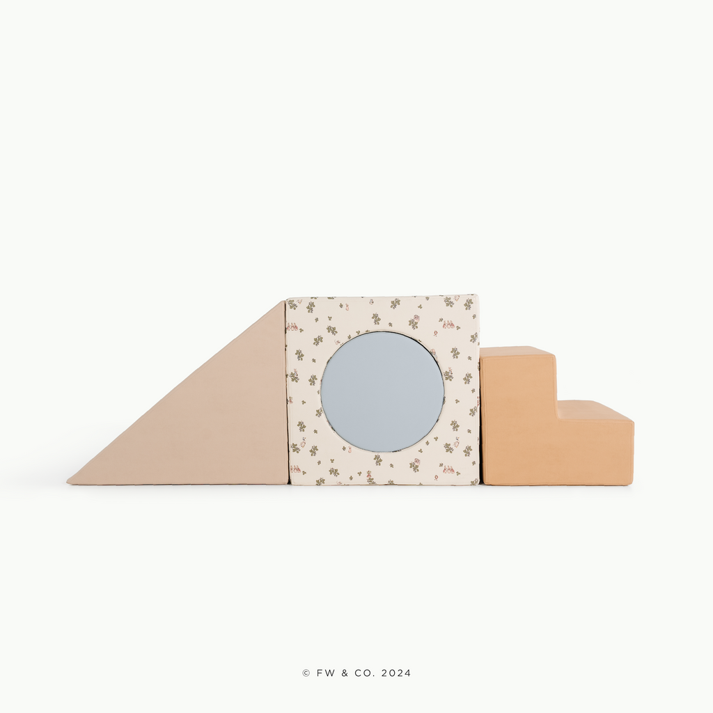 Peter Rabbitª ¥ Our Beatrix Blue ¥ Millet ¥ Wheat@detailed product shot of block playset