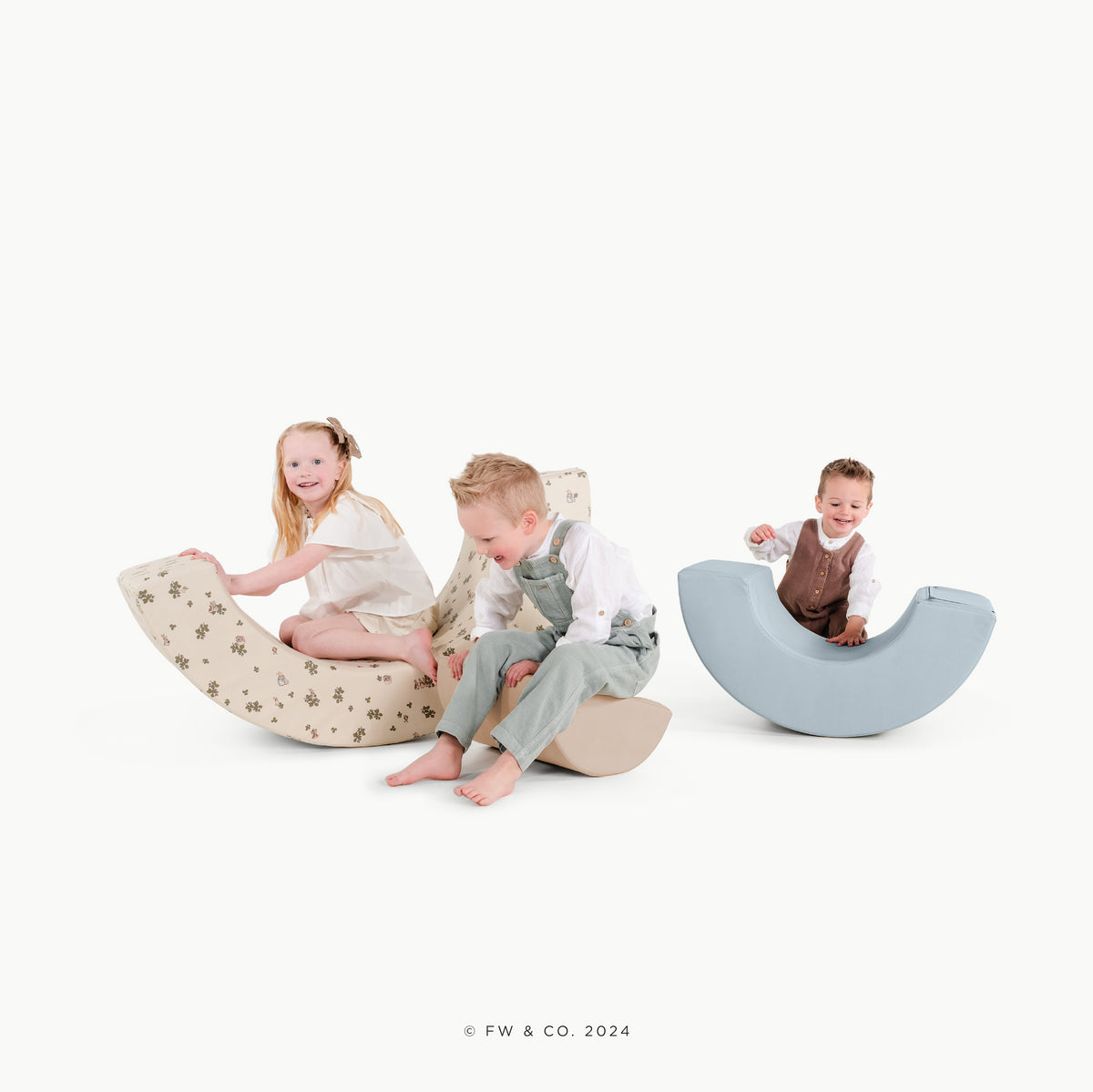 Peter Rabbitª ¥ Our Beatrix Blue ¥ Millet@children playing on arc playset