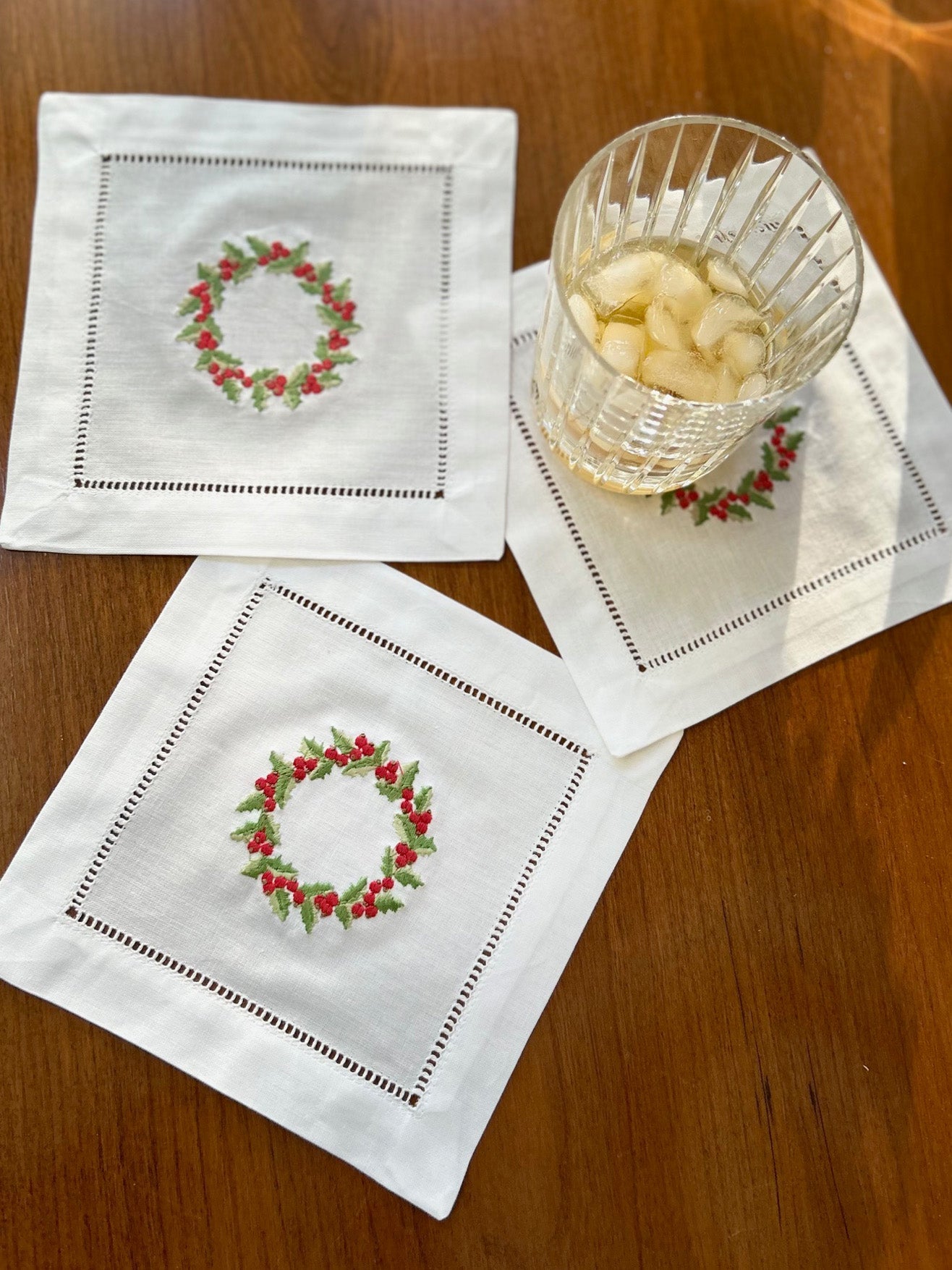 Cocktail Napkins in Christmas Berry Wreath, Set of 4