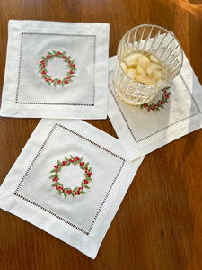Cocktail Napkins in Christmas Berry Wreath, Set of 4