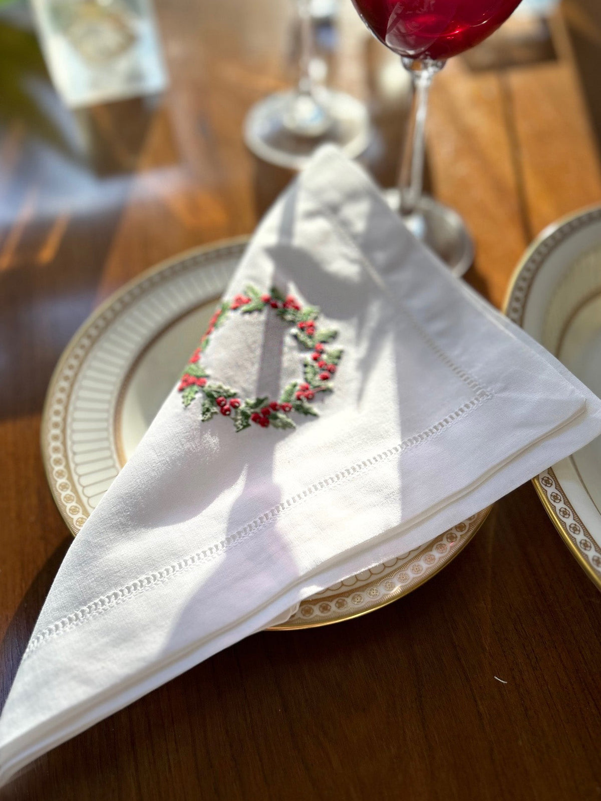 Dinner Napkin in Christmas Berry Wreath, Set of 2