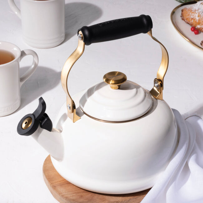 Classic Whistling Kettle with Gold Knob