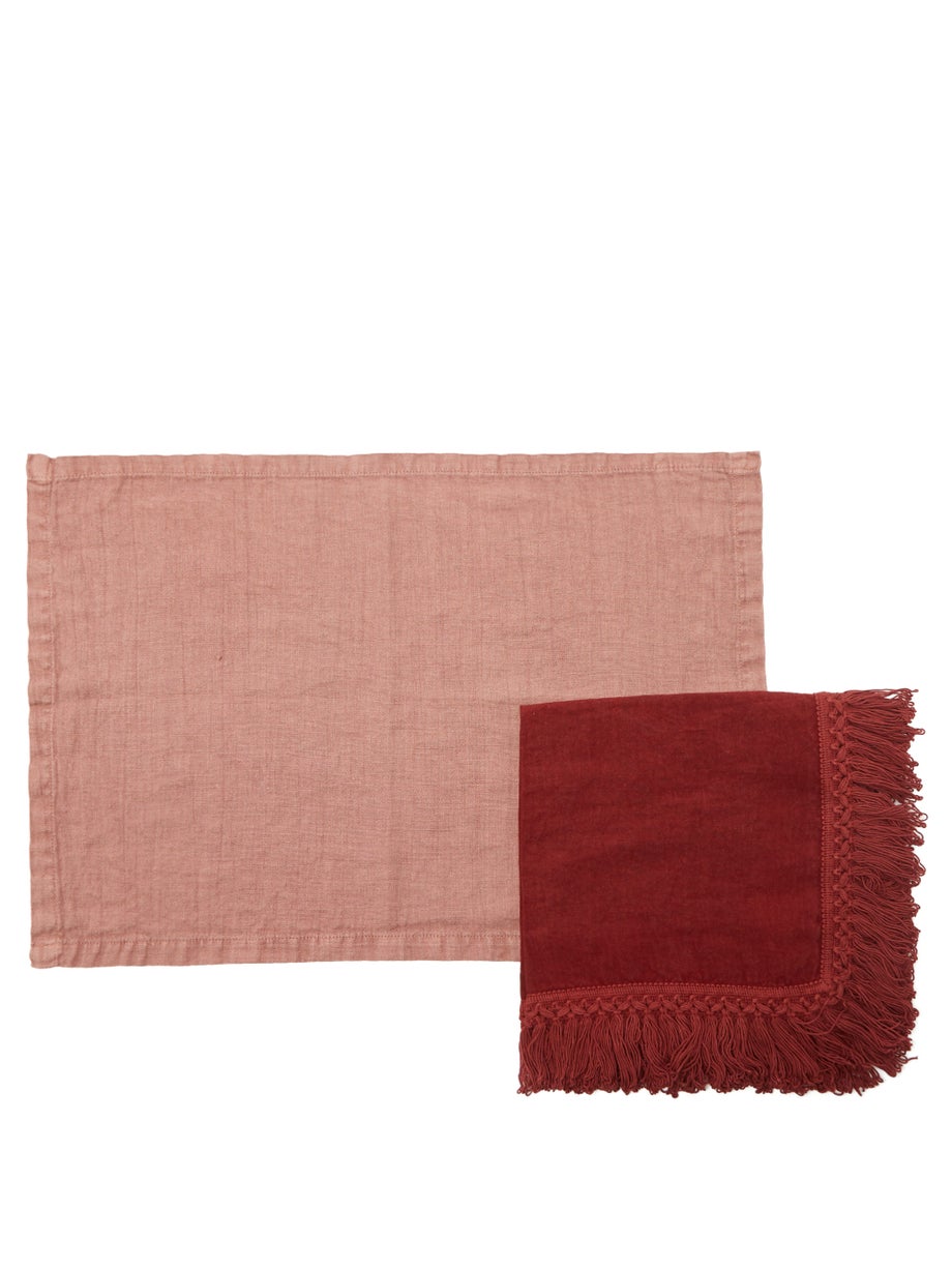 Set of four linen napkins and placemats