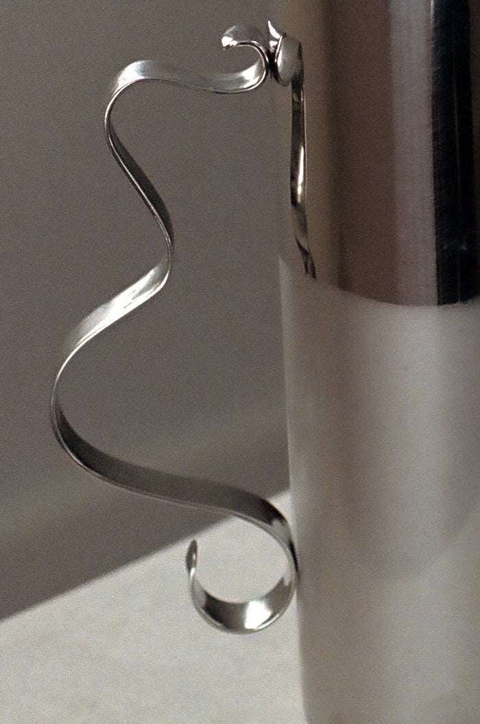 Squiggle Pitcher