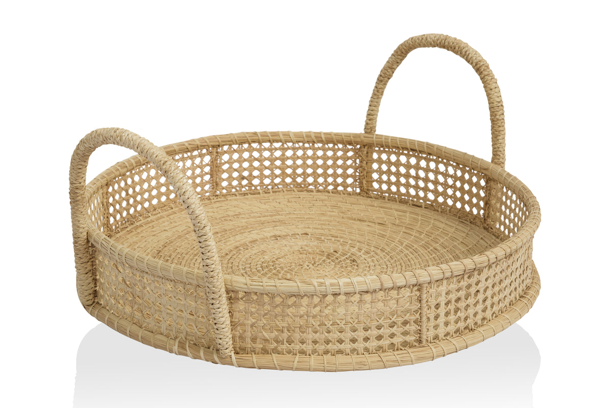 Close-up of Bandeja Mibre Clasico showcasing woven natural palma de iraca and arc-shaped handle with white background