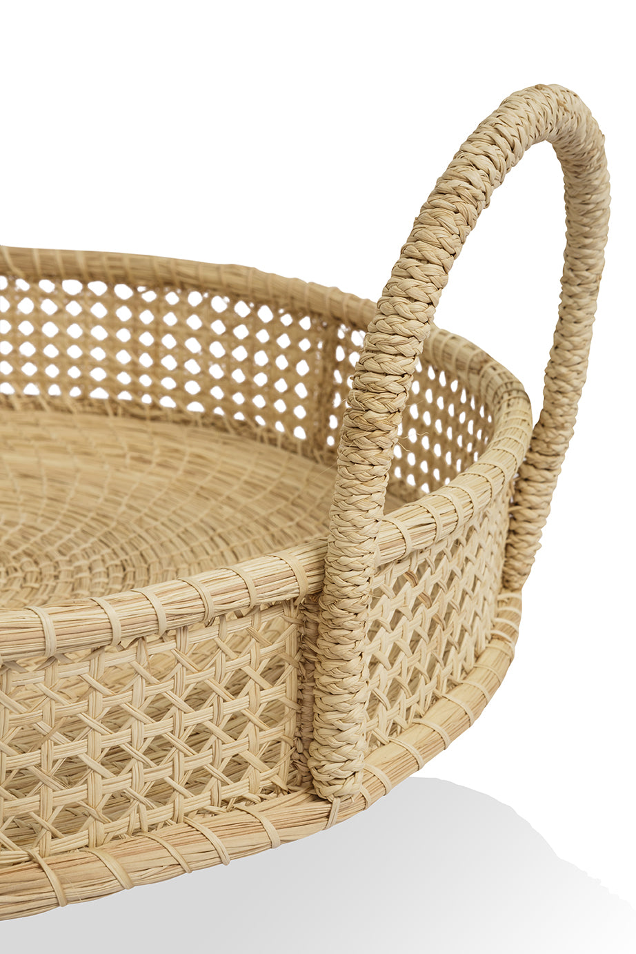 Close-up of Bandeja Mibre Clasico showcasing its arc-shaped handle and woven natural palma de iraca on white background